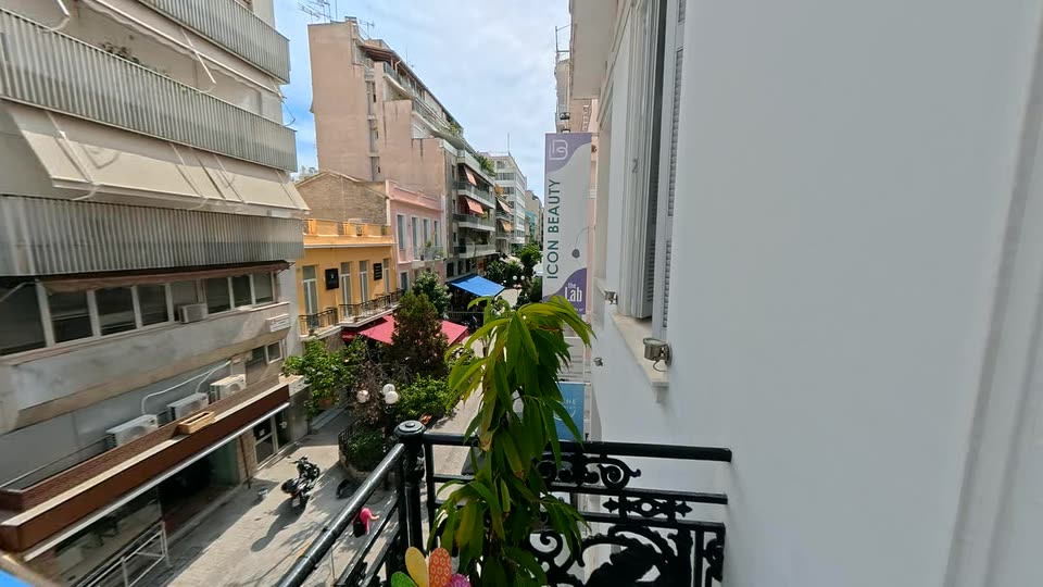 Έξω από το lab — η πινακίδα στον δρόμο