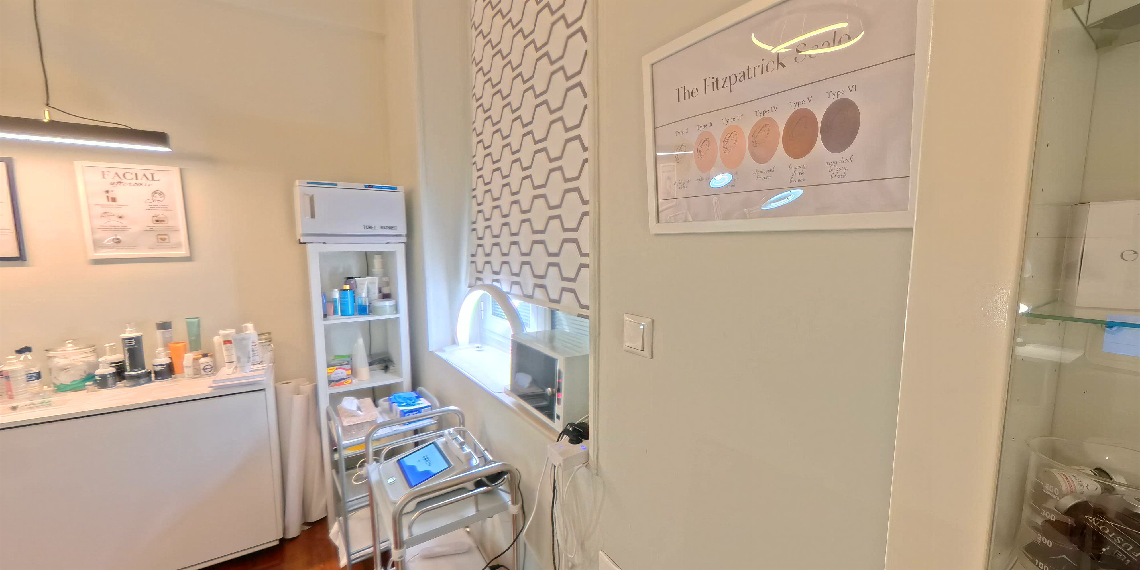 Η συσκευή Steamax Mixed Diode Laser στο λευκό δωμάτιο θεραπειών
